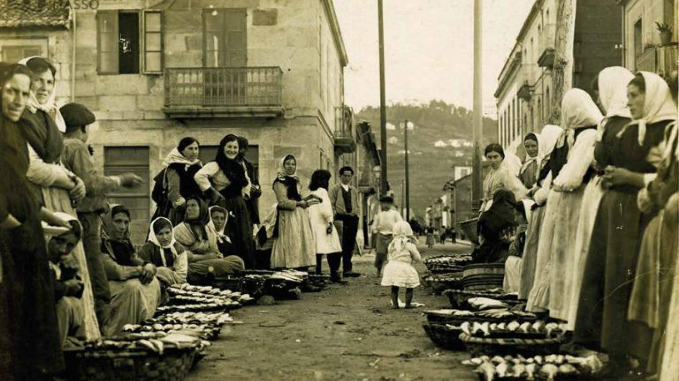 Venda de peixe en Bueu cara 1920. Fotografía. Arquivo do Museo Massó