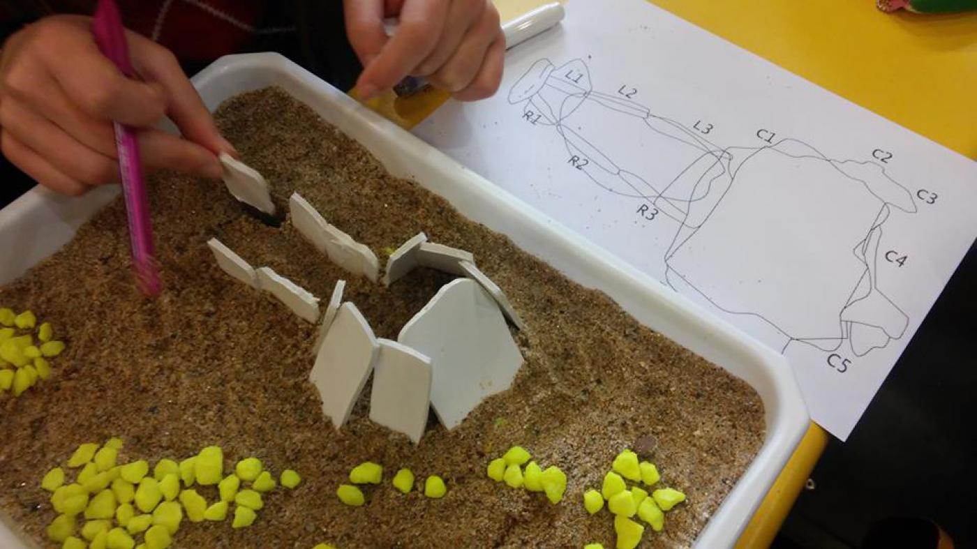 Practica do alumnado sobre arquitecturas megalíticas, construíndo un modelo dun monumento funerario a escala