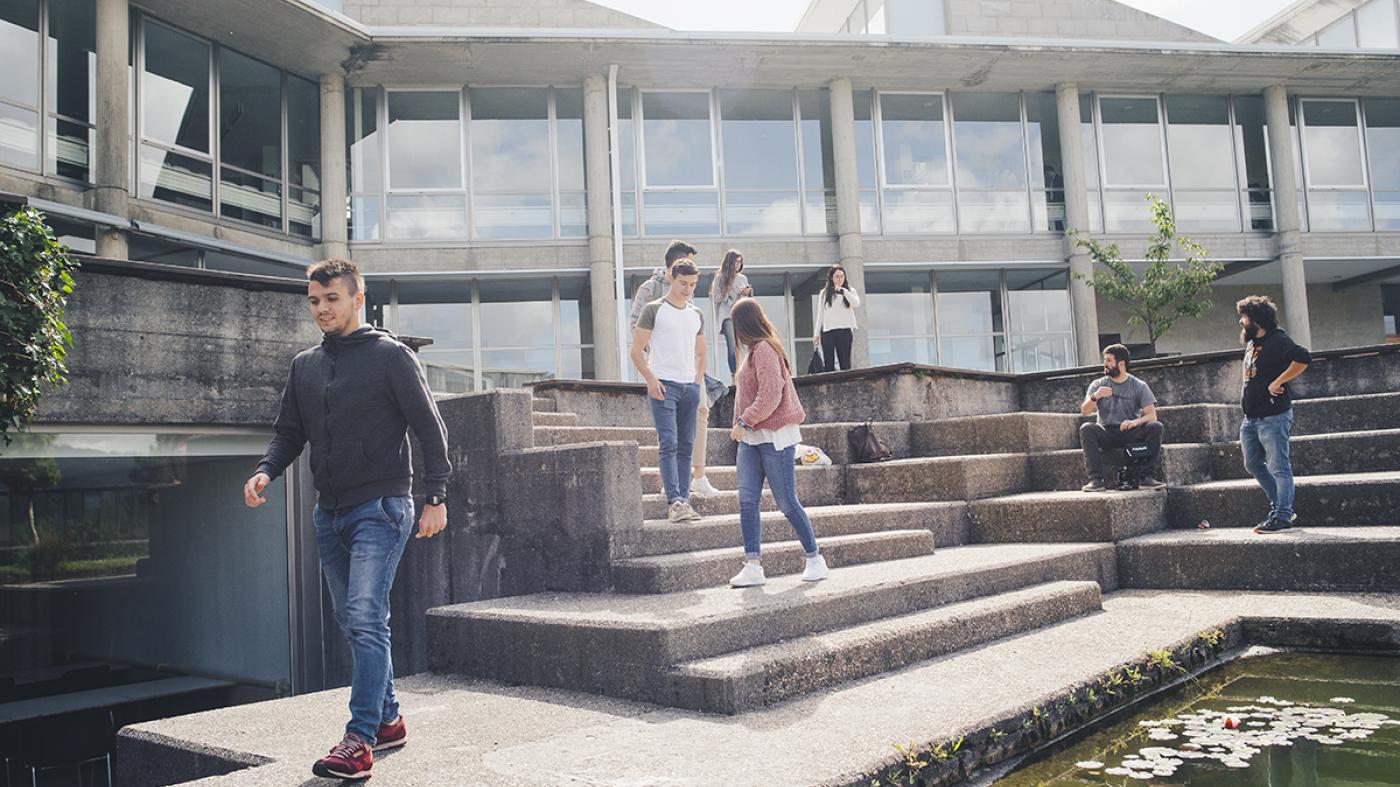 Estudantes no campus de Vigo fronte a un edificio