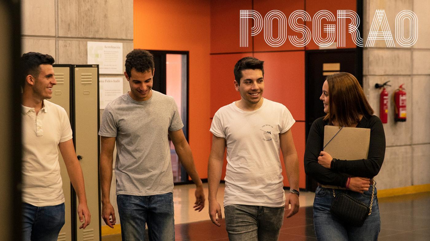 Imaxe de catro estudantes nunha facultade