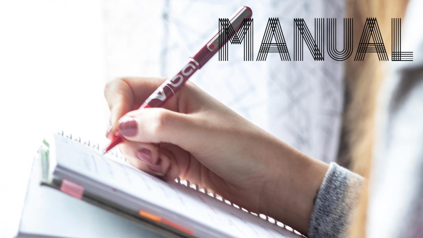 Imaxe dunha man escribindo cun bolígrafo nunha libreta