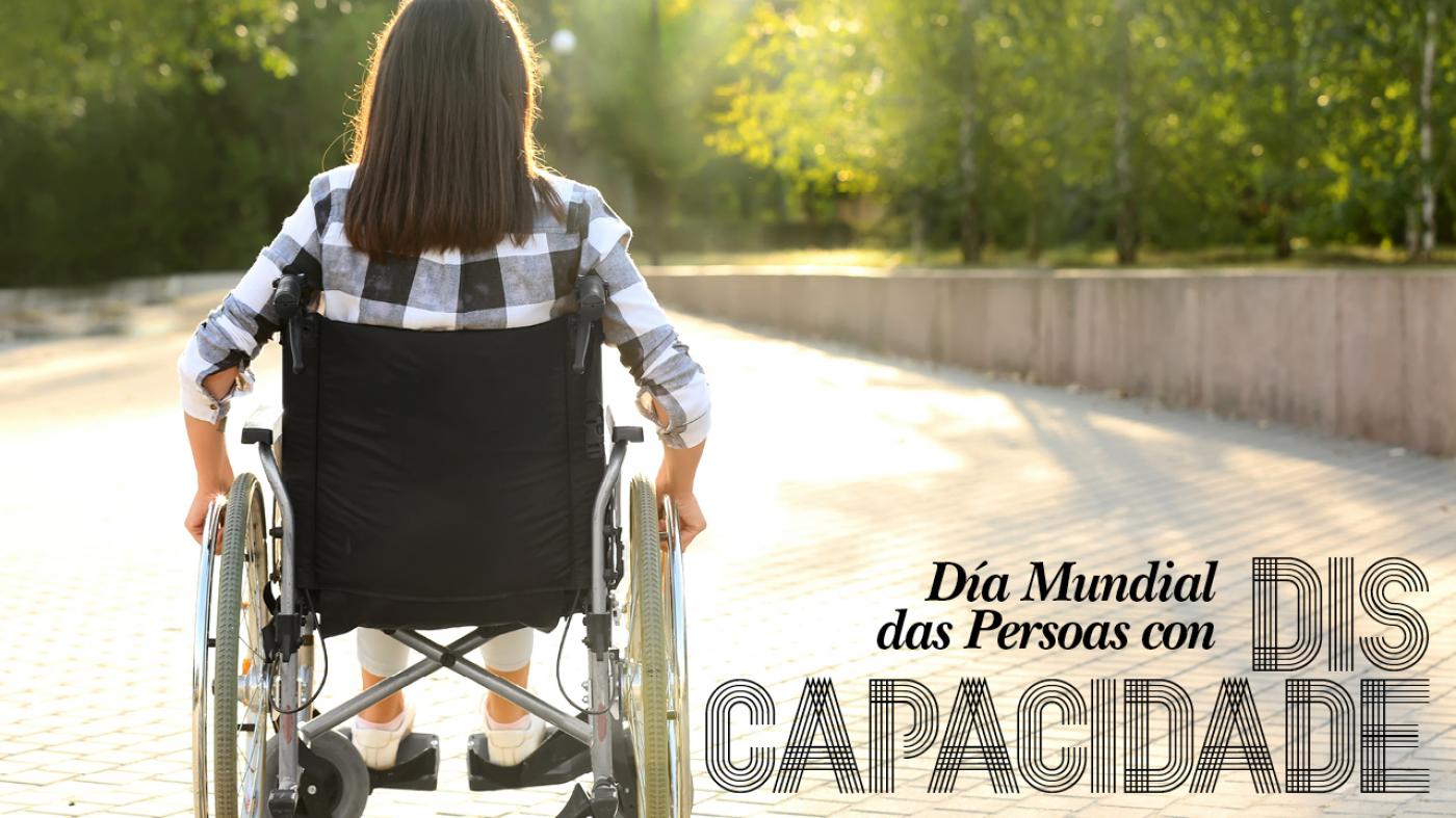 Rapaza de costas nunha cadeira de rodas para difundir o Día da Persoas con Discapacidade