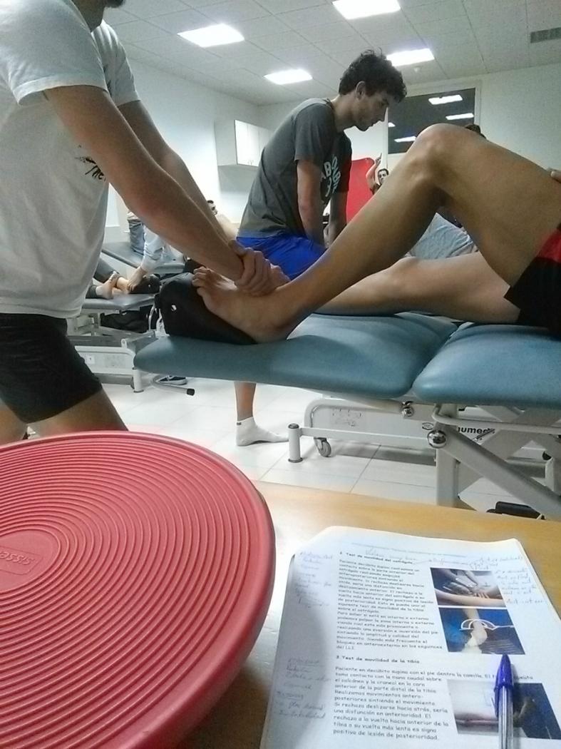 Fisioterapia amplía a formación en manipulacións con impulso de alumnado e titulados