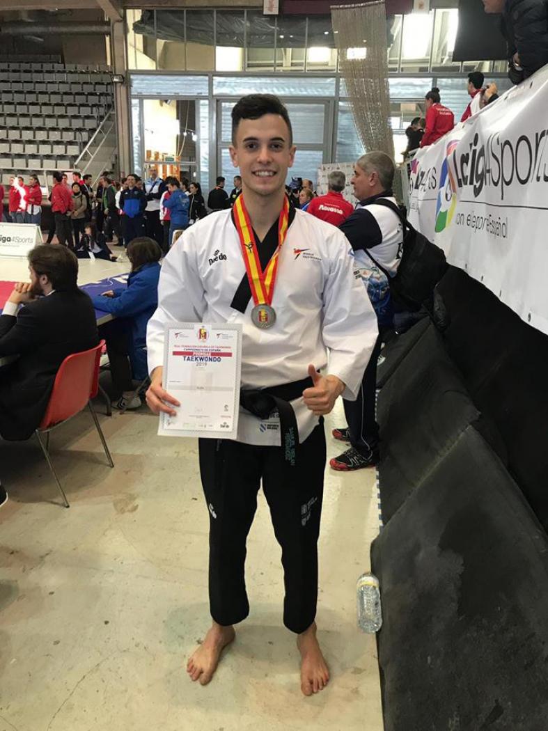 Estudantes da Universidade acadan oito medallas no Campionato de España de taekwondo