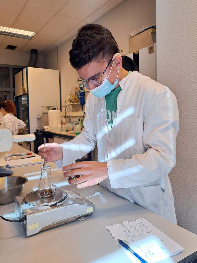 Alumnado de Ciencias familiarízase no laboratorio coas tecnoloxías de valorización da biomasa 