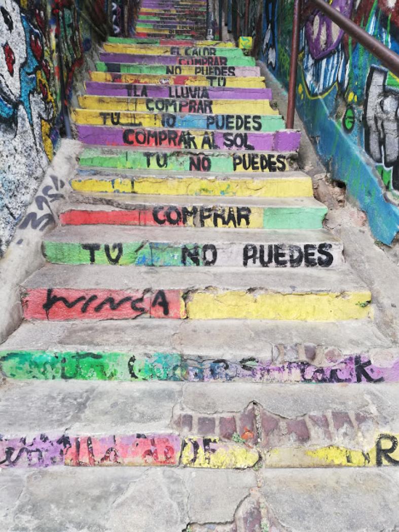 Escaleiras con pintadas (fotografía de Laura Triñanes García)