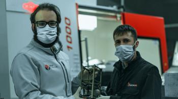 Alejandro Camanzo responsable técnico del equipo de UVigo SpaceLab junto a Juanjo un operario de mecanizado de Mecadis mostrando el primer prototipo fabricado de la estructura del satélite de BIXO
