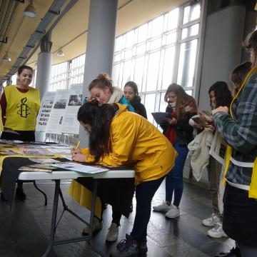 Amnistía Internacional de Vigo recolle sinaturas polos dereitos humanos na Facultade de Bioloxía