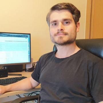 O investigador Daniel González xestiona os datos galegos na plataforma colaborativa EsCovid19data
