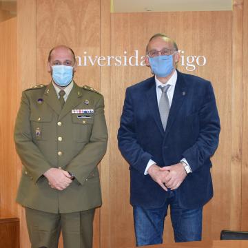 O reitor recibe o novo subdelegado de Defensa en Pontevedra 
