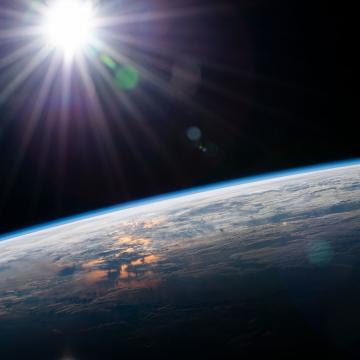 A estratosfera terrestre contráese a un ritmo de máis de 100 metros por década desde 1980