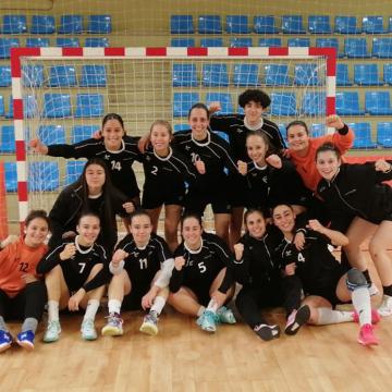 As xogadoras do equipo de balonmán feminino da UVigo revalidan o seu título de campioas de España 