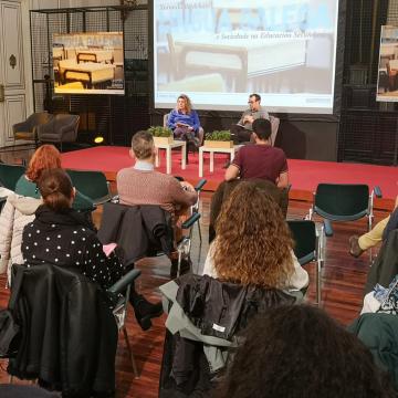 Docentes de secundaria e universitarios debaten sobre como concienciar nas aulas da situación do galego 