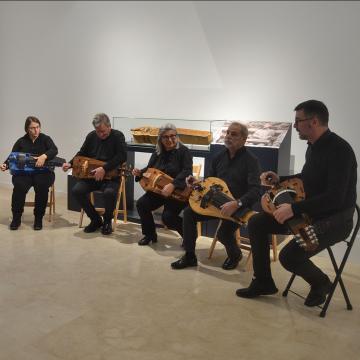Unha exposición reúne unha serie de reproducións de instrumentos medievais presentes no Pórtico da Gloria