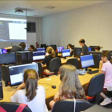 Unha trintena de nenas e nenos participa na Escola Superior de Enxeñaría Informática no campamento Aldaba-TIC 