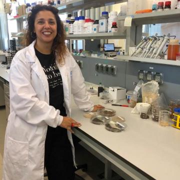 Unha científica de Cintecx utiliza residuos da produción de aceite de oliva para a depuración de restos de medicamentos nas augas residuais