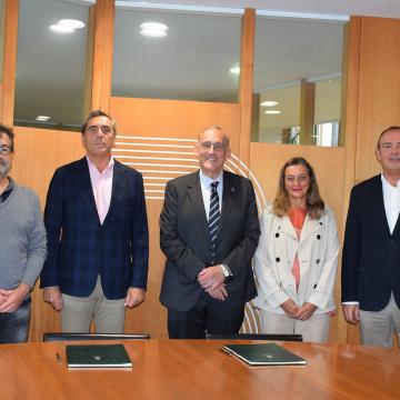 Máis competicións, máis cursos de arbitraxe, máis adestramentos…  A UVigo amplía a súa alianza coa Federación Galega de Baloncesto