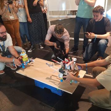 O persoal do CINBIO participa nunha competición “sorpresa” de robots 
