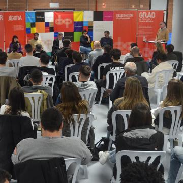 Representantes políticos debaten sobre educación e xuventude no campus de Pontevedra