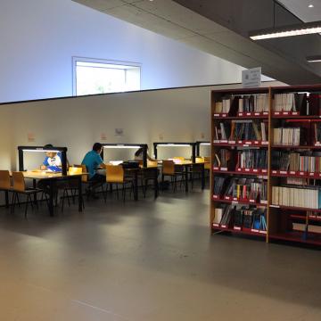 Alumnado estudando na Biblioteca Central do campus de Vigo