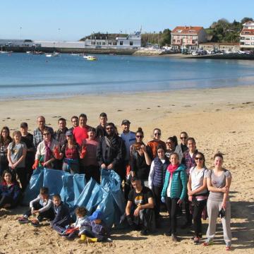Foto de familia do grupo de voluntarias e voluntarios que participaron na limpeza da praia de Panxón en Nigrán