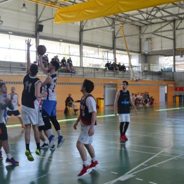 Partido de baloncesto no Pavillón Universitario, onde terá lugar a formación práctica do curso