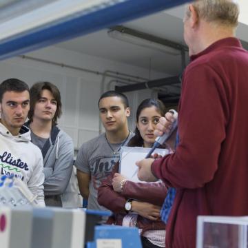 Un grupo de estudantes atenden a un profesor nunha visita aos centros da Universidade
