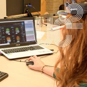 Imaxe dunha man traballando cun ordenador e un portátil