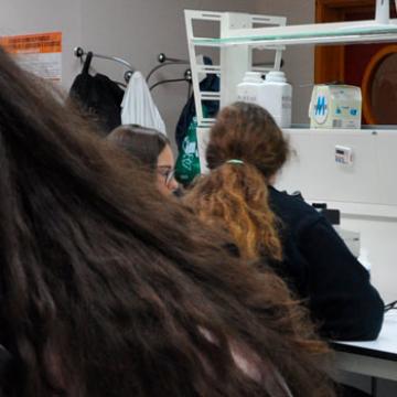 Estudantes de secubdaria nun laboratorio da Universidade de Vigo