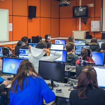 Imaxe de estudantes nunha aula de ordenadores