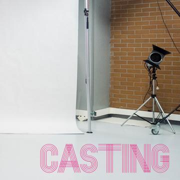 Imaxe dun estudio de rodaxe cun taburete e cunha cámara